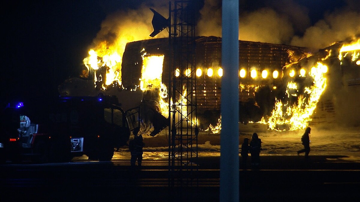 【画像】8人の幼児含む379名全員脱出 日本航空機が羽田空港で炎上 新千歳空港から羽田空港に向かうJAL516便 ライブドアニュース