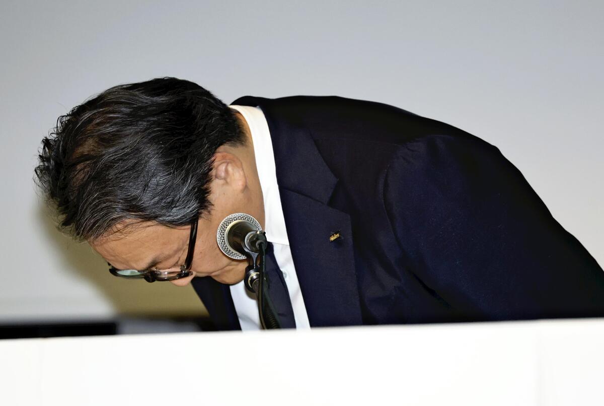 記者会見で謝罪するニデックの岸田光哉社長（３日、東京都千代田区で）＝野口哲司撮影