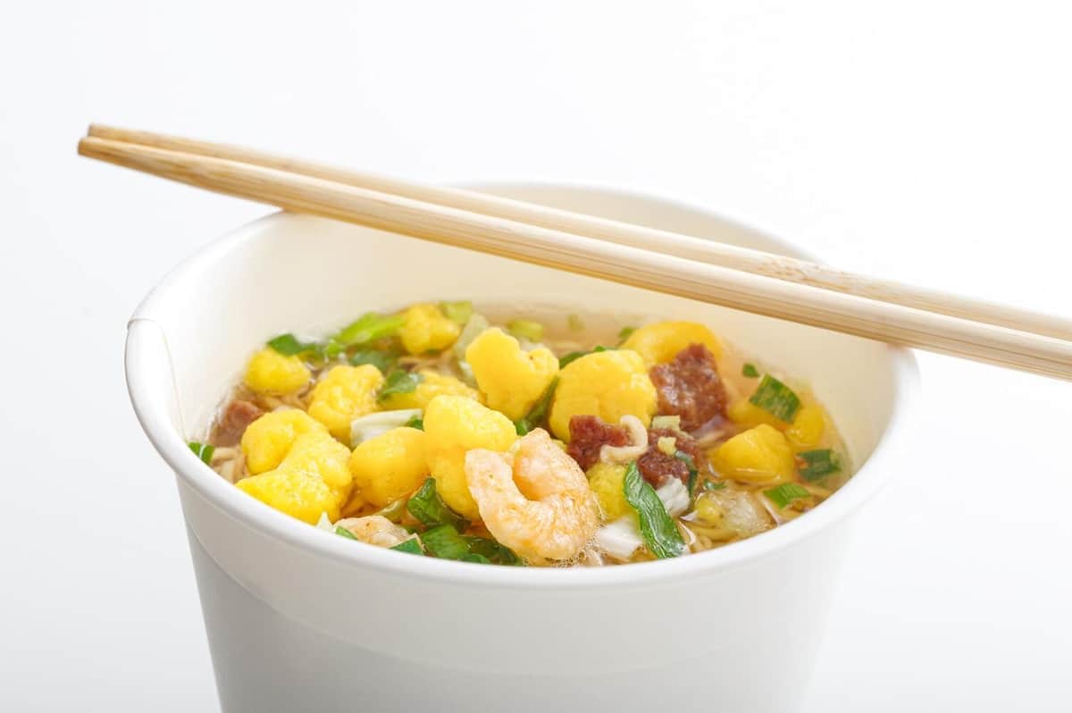 カップ麺を混ぜて食べるとどうなる？（写真はイメージ）