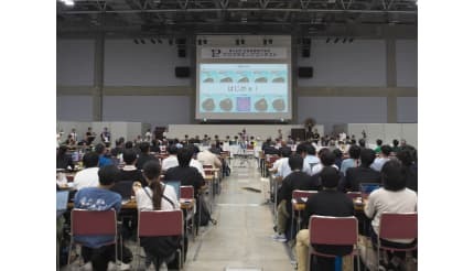 競技部門の競技の模様。くにびきメッセ・大展示場の半分のスペースを使って行われた