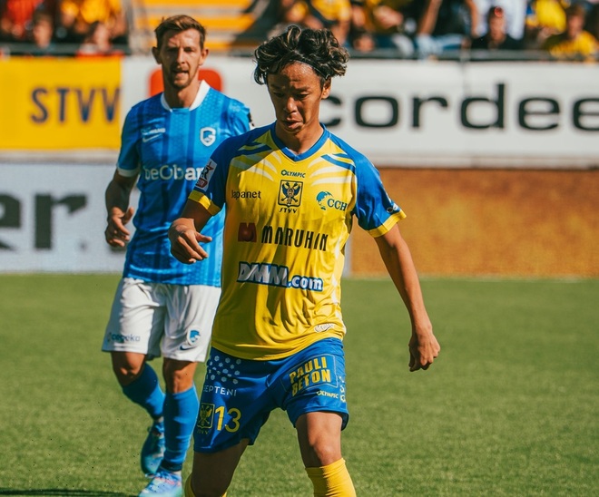 シント＝トロイデンのトップ下で躍動する伊藤。(C)STVV