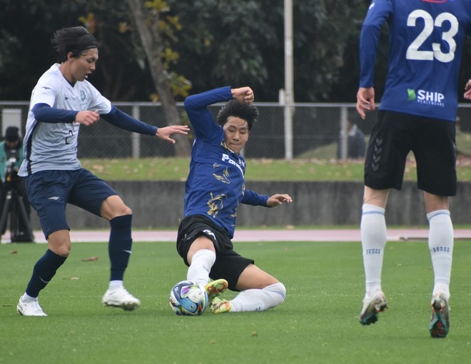 湘南戦の３本で共通したのが局面の球際の激しさ。横井（写真）らボールを奪いに行く意識はどの選手も高かった。写真：下薗昌記