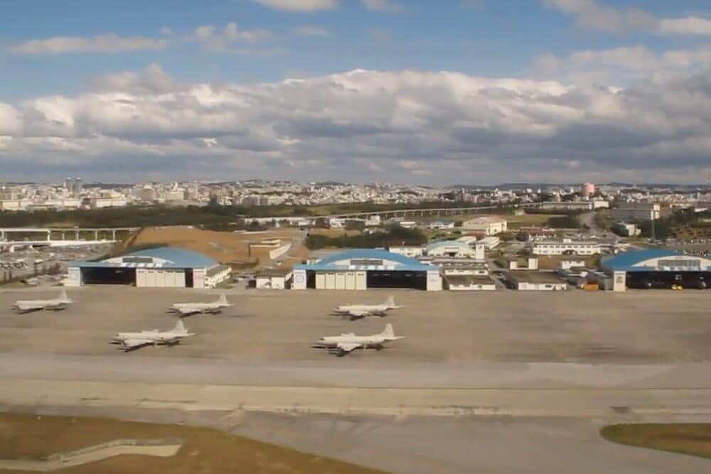 写真は那覇空港。航空券は実名での発券が必要だ