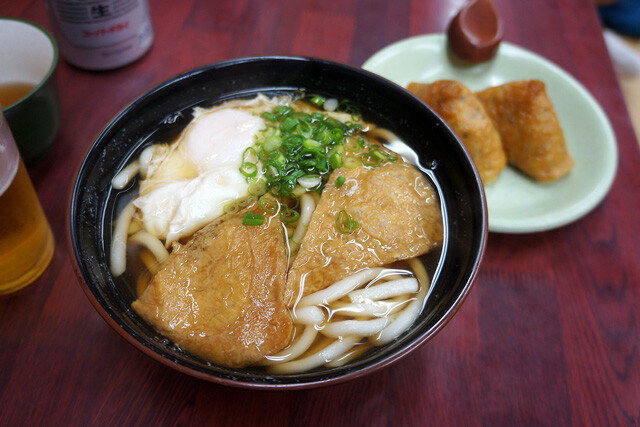 京都・伏見稲荷「花家」のいなりうどんといなり寿司のセット