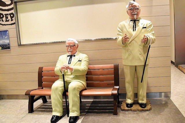 カーネルサンダース KFCの新カーネル・サンダース像を見てきた！ どこが変わった