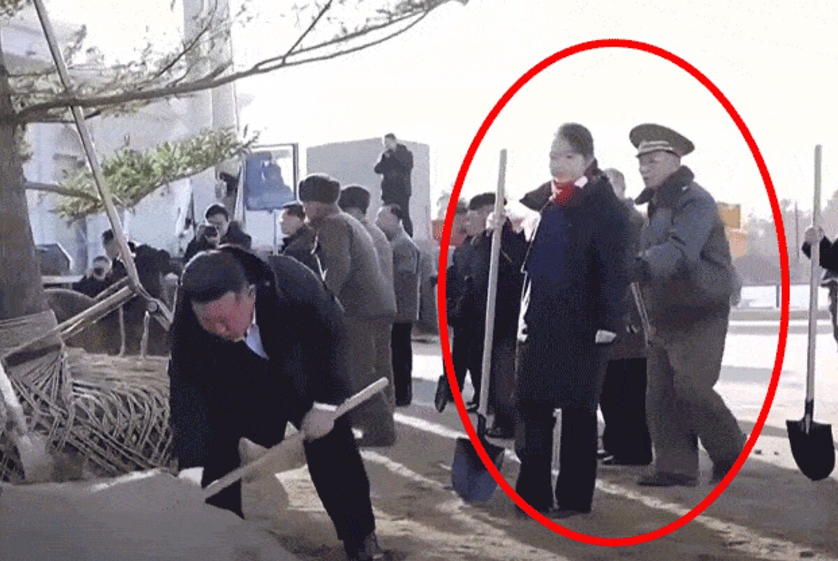 金ジュエ氏に努光鉄国防相が触れたように見える場面（朝鮮中央テレビ）