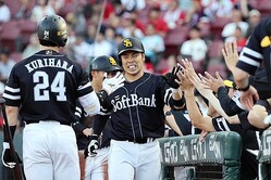 先制2ランも話すも苦悶の表情を浮かべるソフトバンク・近藤健介【写真：栗木一考】