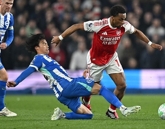 アーセナル戦で左足首を負傷した三笘。　(C)Getty Images