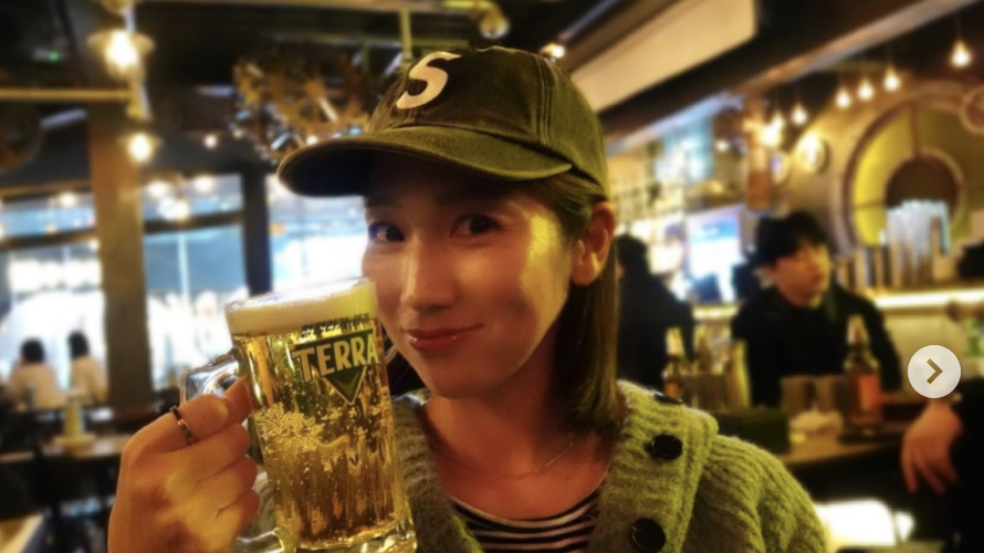 サッカー美女・仲田歩夢、ビール片手に海外旅行　私服コーデにも注目「オシャレすぎだろ」「俺も行きてー」