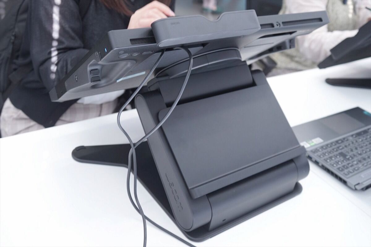 Cintiq Pro 17 スタンド （一日だけ使用） Cintiq Pro 17 スタンド