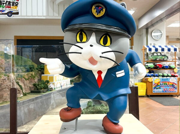 コラボ企画でDMVの運転士に扮する「仕事猫」（画像：阿佐海岸鉄道）