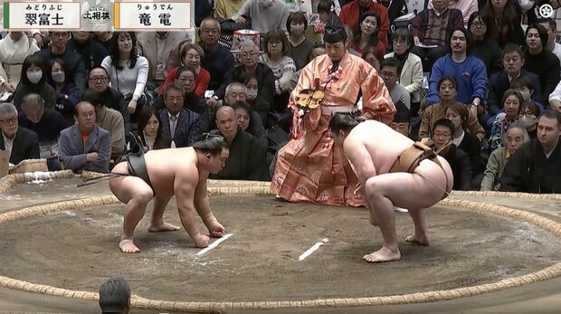 【写真・画像】「対比がやばい」関取“最軽量”力士、160キロ超力士と対峙した一幕に驚きの声 「身長174あります？」予想以上の体格差際立つ　1枚目