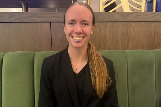 日米300号のボールを売却したエミリー・サバジョさん【写真：上野明洸】