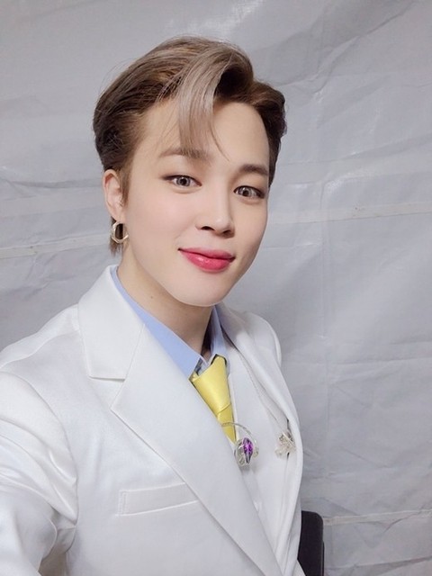 BTS（防弾少年団） ジミン、受賞に喜び！素敵なスーツ姿でセルフ