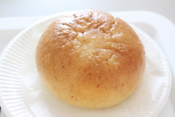 見た目はパンそっくり!10月2日(火)に発売される注目の新商品「焼きパオズ(包子) クワトロチーズ」(130円)