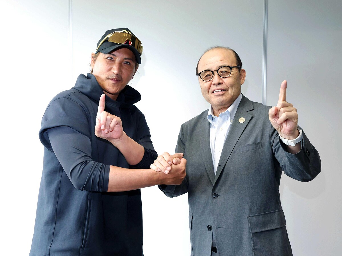 　並んでポーズを決める新庄監督（左）と岡田彰布オーナー付顧問（撮影・西岡正）