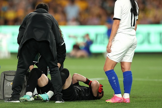 開始早々に負傷交代のウズベクGKジョニムクロワ。（C）Getty Images