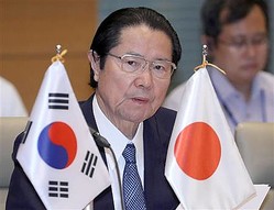 日韓友好促進合同セミナーに臨む自民党・衛藤征士郎外交調査会長＝２０日午後、国会内（春名中撮影）　