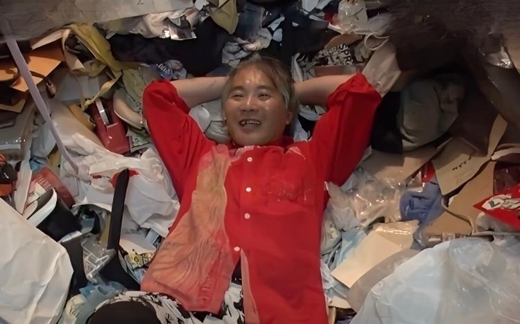 
             ゴミ屋敷からお宝が！マリリン・モンロー好き男性、衝撃の寝床：家、ついて行ってイイですか？（明け方） 
          