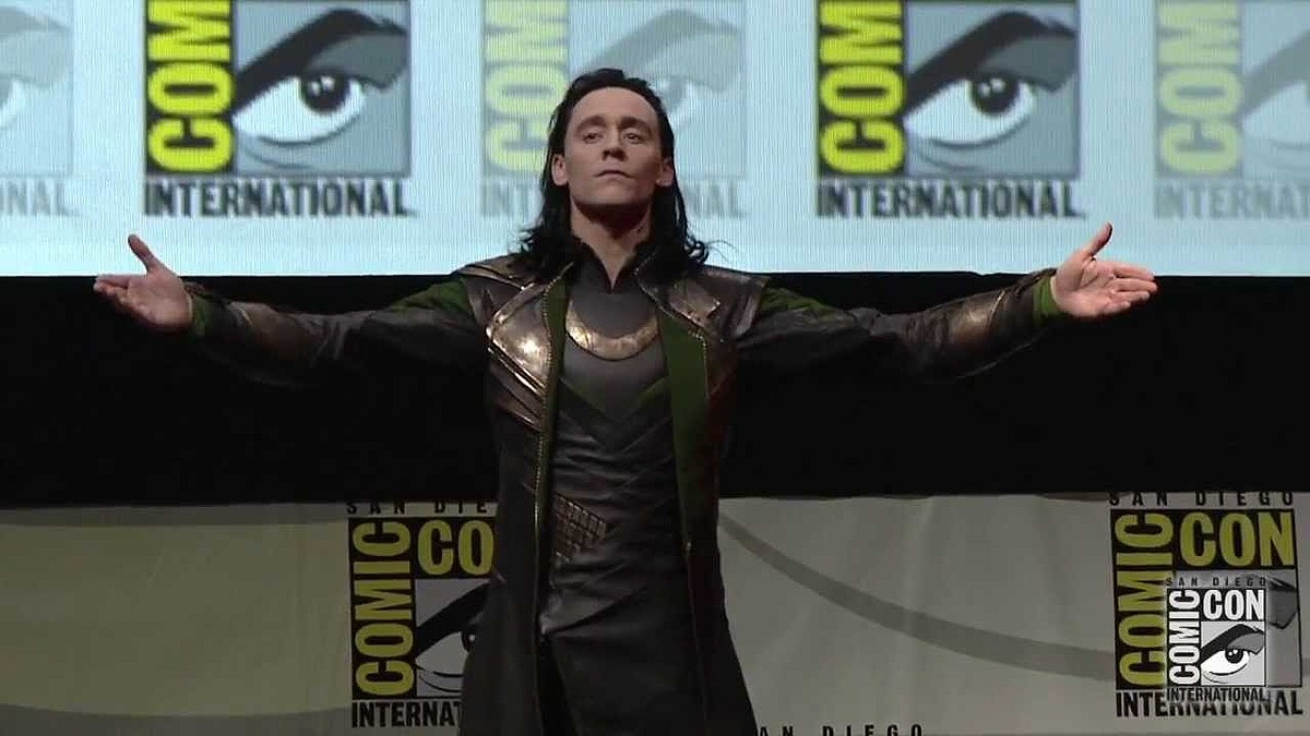 トム・ヒドルストン ロキ サイン コミコン Loki フレーム MARVEL トム・ヒドルストンが「ロキ」姿で登場した2013年のコミコン映像、今