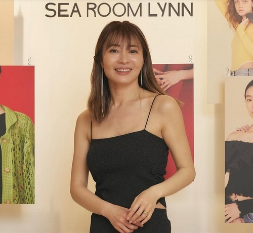 新山千春、“美デコルテ”大胆露出の春コーディネート姿に反響