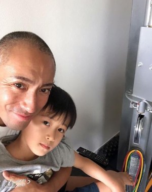 市川海老蔵と長男の勸玄くん(画像は『Ebizo Ichikawa 十一代目 市川海老蔵 2020年6月7日付Instagram「For some reason, he’s sticking to me today.」』のスクリーンショット)
