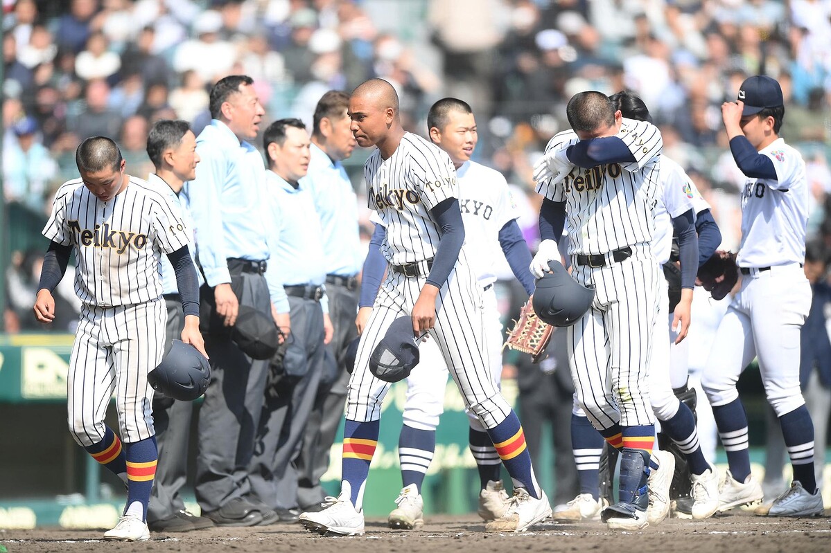 延長タイブレークの末に中京大中京に敗れた仁礼パスカルジュニア（中央）ら帝京ナイン（撮影・開出牧）