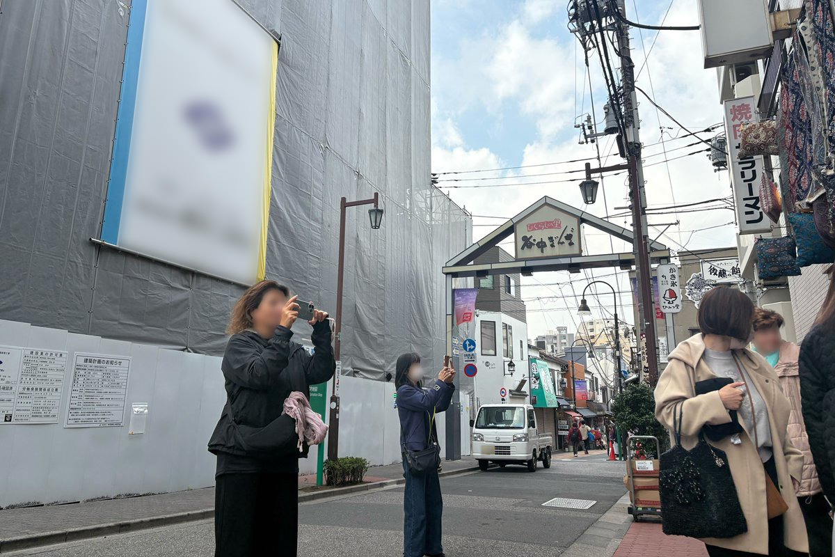  建築中のマンションがそびえ立つ谷中銀座商店街（写真：本誌写真部） 