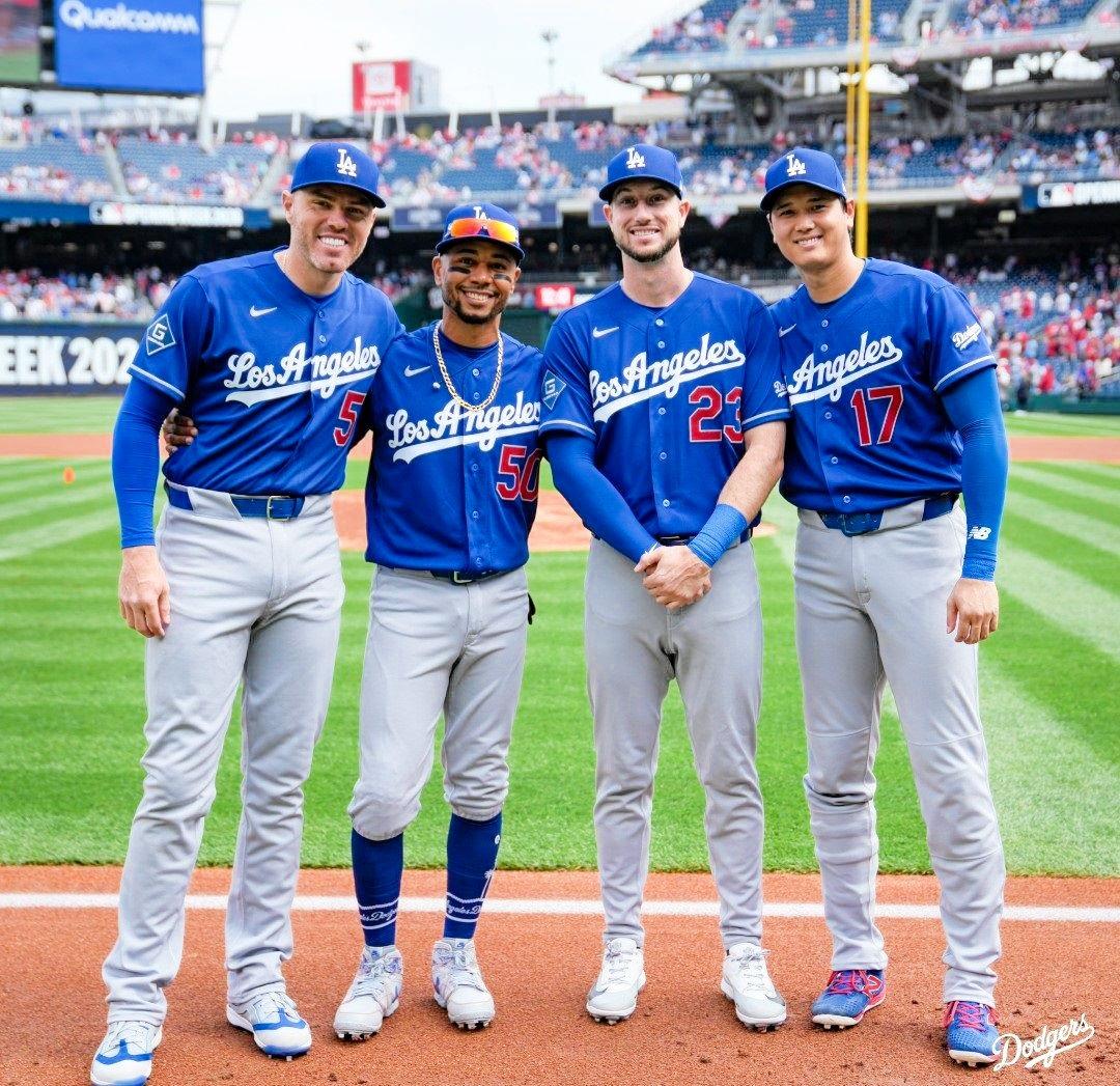 新ユニホームで記念撮影に臨んだ(左から)フリーマン、ベッツ、タッカー、大谷(ロサンゼルス・ドジャース提供)