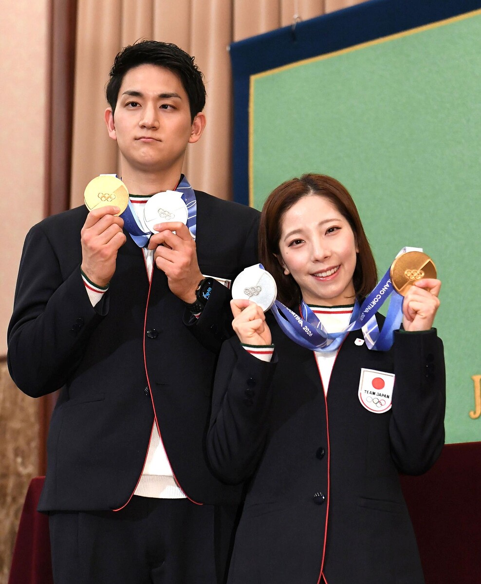 メダルを両手に笑顔を見せる木原龍一（左から）と三浦璃来（撮影・佐藤厚）