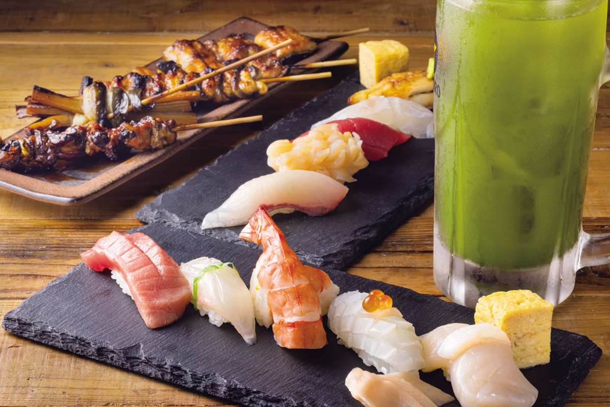 『屋台だるま寿』（手前）大将おまかせにぎり10カン　2480円　（左）日本うなぎ串焼き　おまかせ五本　1600円（奥からたんざく、ねぎま、くりから、八幡、きも　（ドリンク）内臓美人サワー　700円