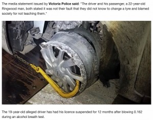 フロントタイヤがバーストしたまま走行した結果、見るも無残に(画像は『CarAdvice.com 2020年7月14日付「Teen blames society for driving on tyreless rim - report」』のスクリーンショット)