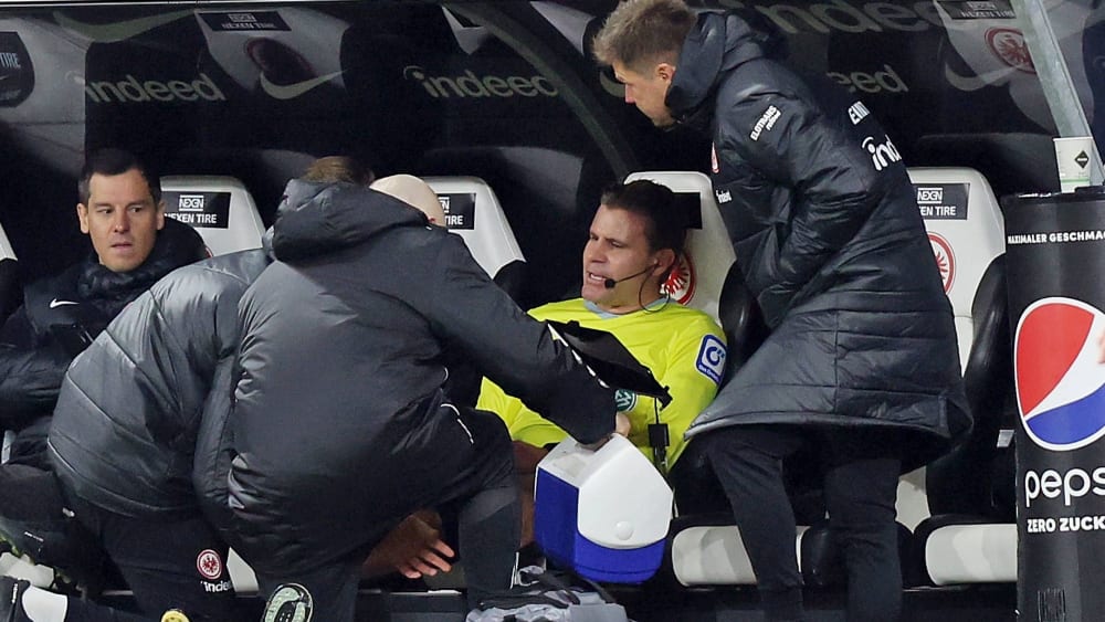 ブンデス記録の記念試合で、名審判員ブリヒ主審が十字靭帯断裂！