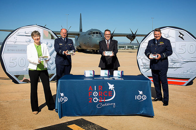 オーストラリア空軍創設100周年 首都キャンベラで祝賀飛行