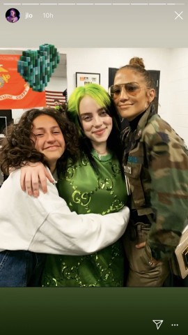 ビリー・アイリッシュとの対面で満面の笑みのエメちゃん(画像は『Jennifer Lopez 2020年3月9日付Instagram』のスクリーンショット)