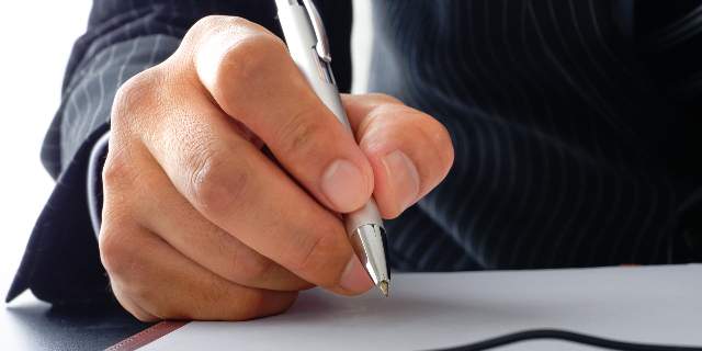 「これでお互い文句なし」といった書面にサインしたとしても、効力が否定されるケースがある（beauty-box / PIXTA）