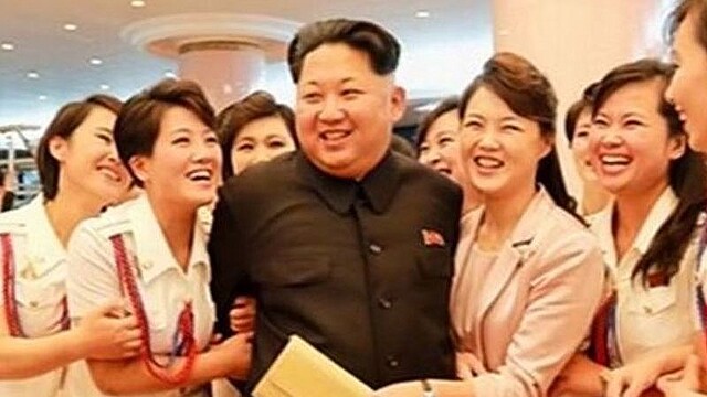 金正恩夫妻とモランボン楽団(朝鮮中央通信)