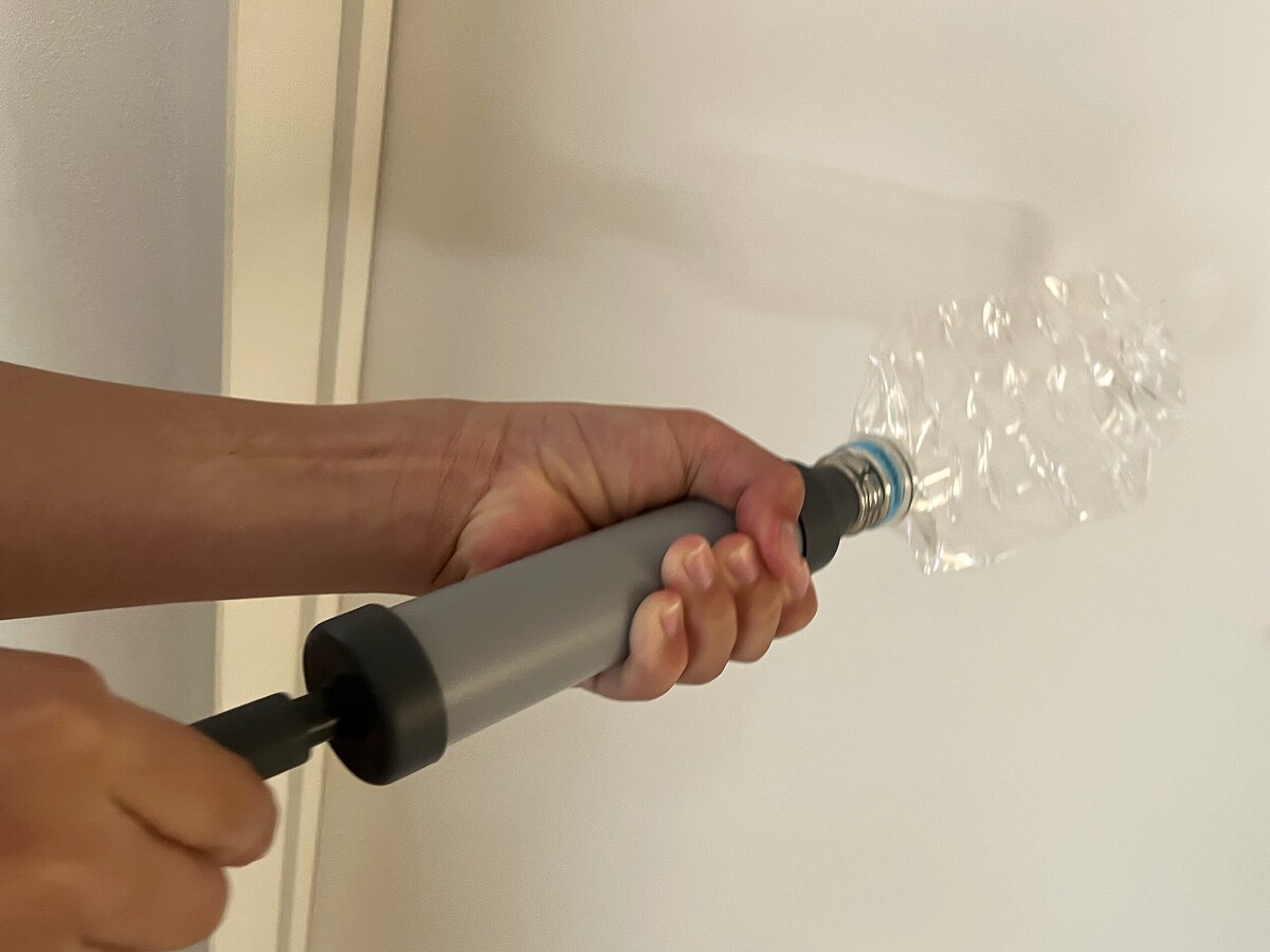 ペットボトルでゴミ袋パンパン問題を解決！DAISOの神アイテム「ペチャンコポンプ」レポ