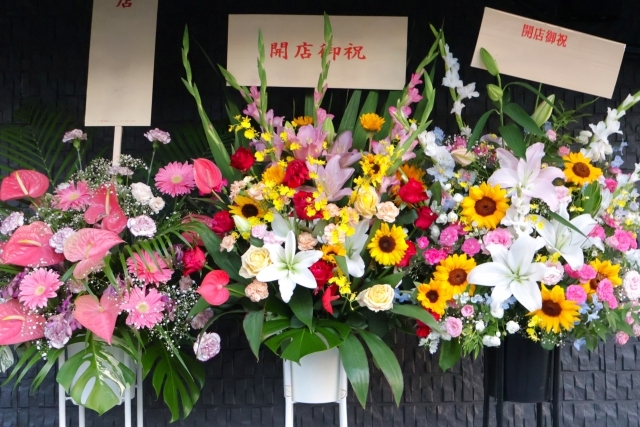 祝い花に著名人の名前を無断使用、どんな罪に問われる?