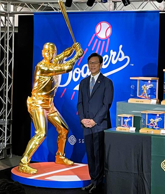 大谷翔平“本人公認”等身大の「黄金像」！ 金箔1,550枚使用、参考価格