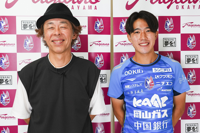 インタビュアーの平畠氏と佐藤。写真:塚本侃太(サッカーダイジェスト写真部)