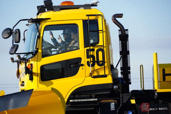 稚内空港「除雪車両の自動化実証実験」の様子（乗りものニュース編集部撮影）。