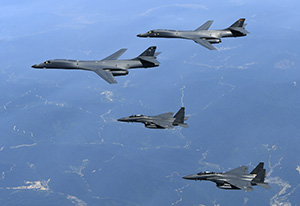 朝鮮半島上空を飛行中の米軍B-1B戦略爆撃機と韓国軍のF-15K（韓国空軍提供）
