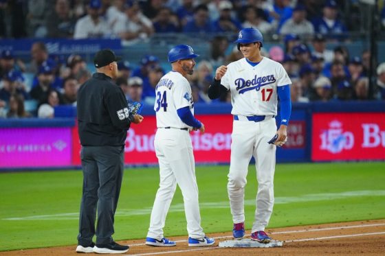 審判と談笑するドジャース・大谷翔平(右)【写真:荒川祐史】