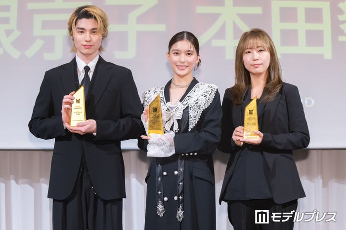 「モデルプレスベストドラマアワード」ベストドラマ1位を受賞した「波うららかに、めおと日和」チーム/本田響矢、芳根京子、宋ハナプロデューサー(C)モデルプレス