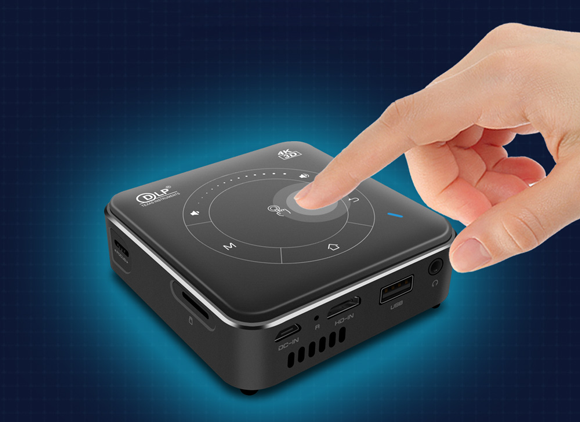 手のひらサイズで最大300インチ投影。重量188gの超小型プロジェクター