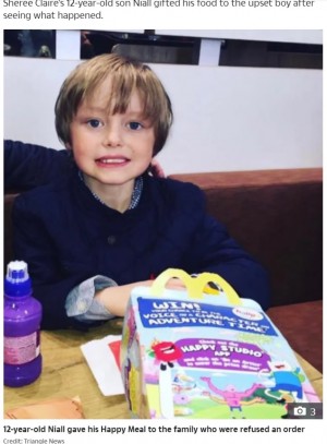 目の前の出来事に心を痛めた12歳男児(画像は『The Sun 2021年1月30日付「HAPPY TO HELP Boy, 12, gives away his Happy Meal to family without car at McDonald’s drive-thru after restaurant refused to serve them」(Credit: Triangle News)』のスクリーンショット)