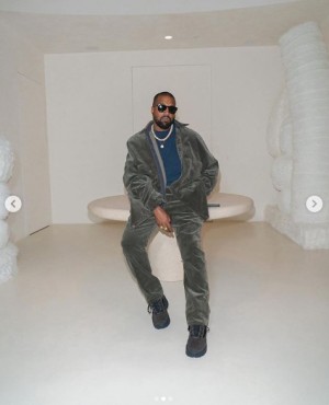 批判が殺到し急遽ツイートを削除したカニエ・ウェスト(画像は『Kim Kardashian West 2019年12月26日付Instagram「The West’s」』のスクリーンショット)