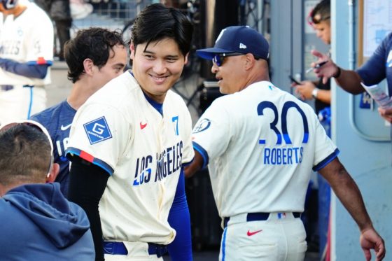 ドジャース・大谷翔平(左)とデーブ・ロバーツ監督【写真:黒澤崇】