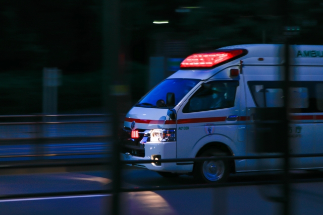 2時間近くネットサーフィンの同僚より「少ないお給料」と嘆く女性、ついに救急車で運ばれ休職